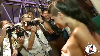 Matt accar kezeli csaladi sex a puncija az ujjaival a kanapén, kopasz