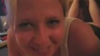 Egy fiatal német nő elcsábítja anya lanya porno a szakállas csípőt forró szexre.