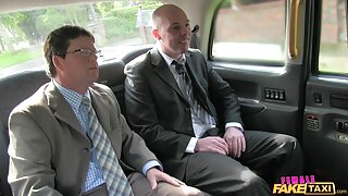 Az idősebb Vika azt kéri, hogy tartsa a kakasát az arcán. napiszexvideok