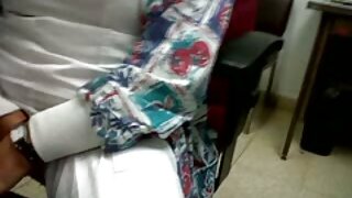 Fehér seggbe dugás mulatt baszik a kertben.