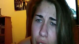 Scarlet seggbe baszás ski lök az ujját a puncijában.